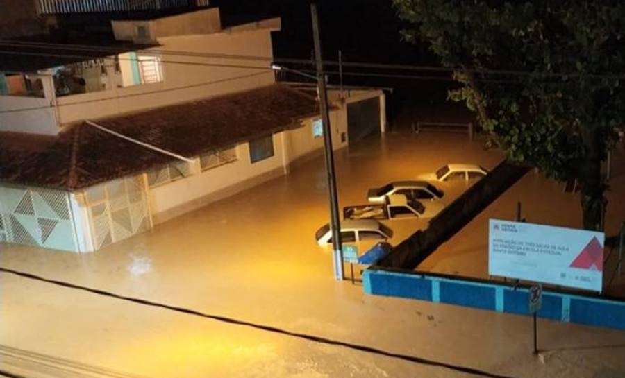 Forte chuva causa alagamentos em Miraí