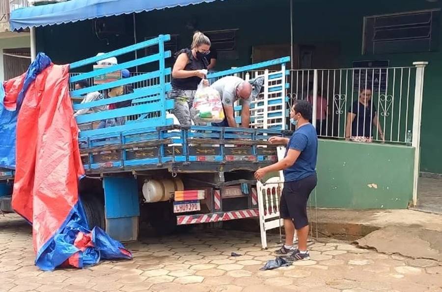 Prefeitura de Leopoldina distribui donativos para famílias desabrigadas pelas chuvas