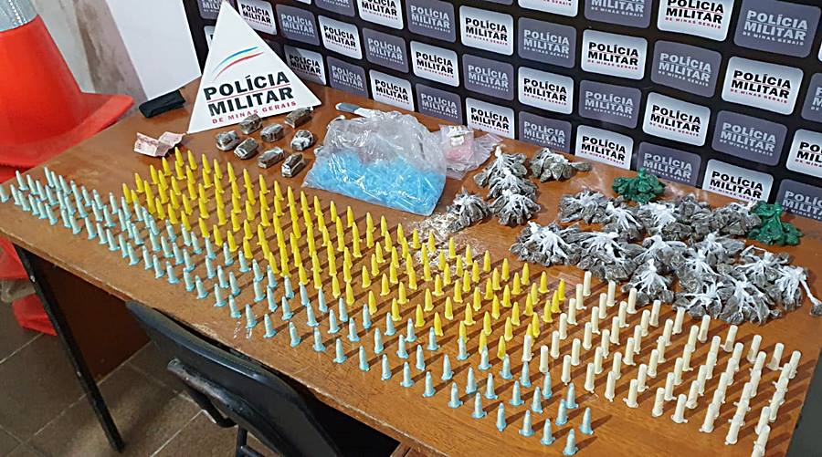 PM apreende drogas e prende duas pessoas durante blitz em Recreio
