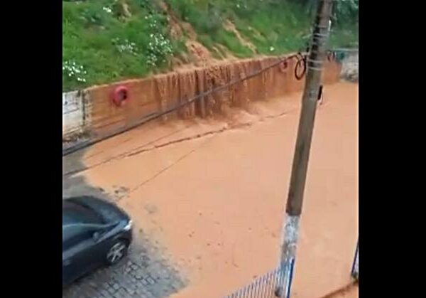 Chuvas provocam cada vez mais enxurradas no Alto do Cemitério em Leopoldina