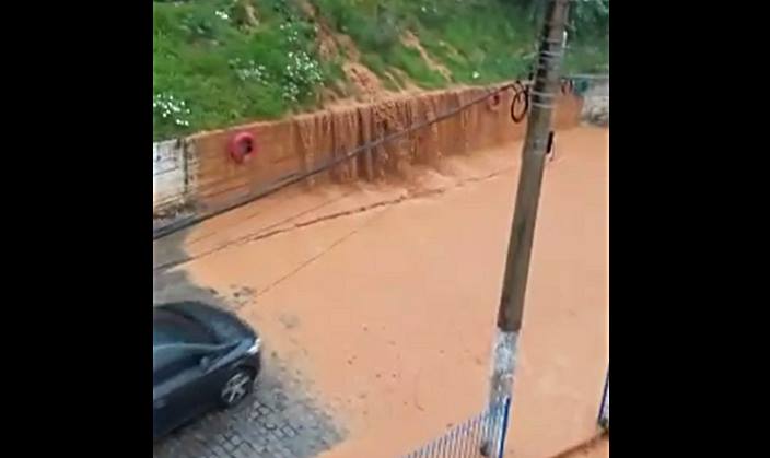 Chuvas provocam cada vez mais enxurradas no Alto do Cemitério em Leopoldina