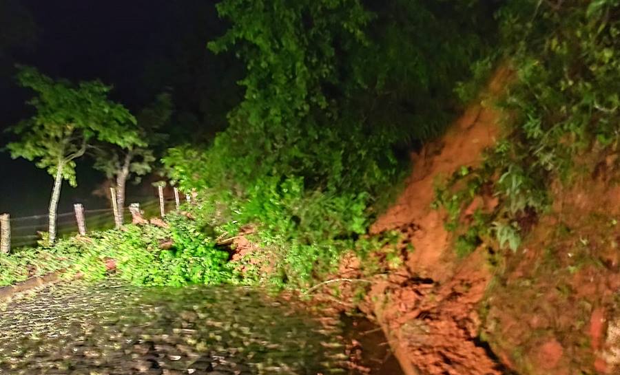 Temporal causa queda de barranco e pontos de alagamento em Laranjal