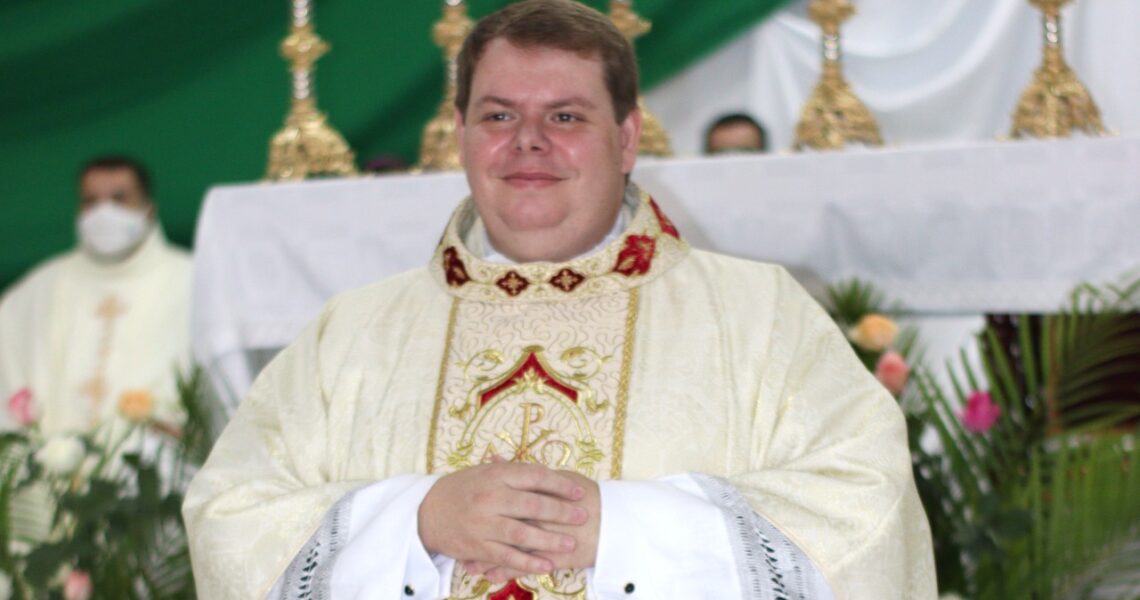 Recém ordenado, padre Fernando preside missas na Catedral e em Piacatuba