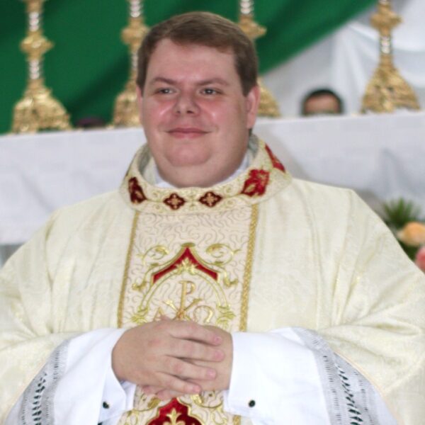 Recém ordenado, padre Fernando preside missas na Catedral e em Piacatuba