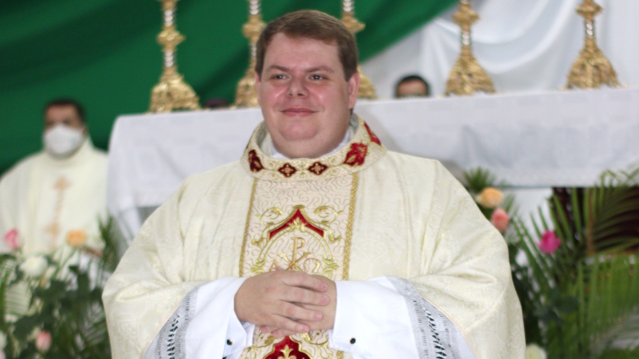 Recém ordenado, padre Fernando preside missas na Catedral e em Piacatuba