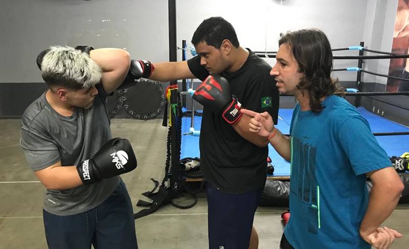 Atleta paraolímpico leopoldinense Pedro Altef aceita convite para ministrar aulas de Muay Thai