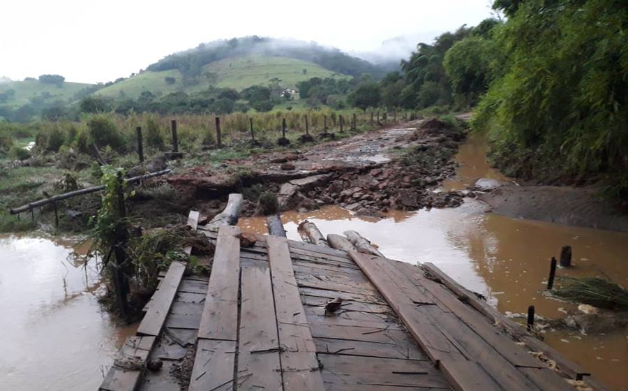 Ponte cede e é interditada em Providência