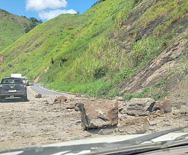 Rocha desliza sobre pista e interdita parte da BR-267 na Serra de Argirita