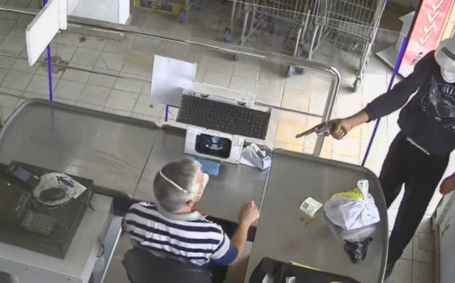 Ladrão armado é preso após roubar supermercado em Miraí; veja vídeo