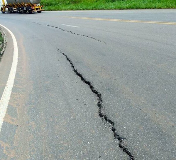 Princípio de afundamento de pista na Serra da Vileta em Leopoldina preocupa motoristas