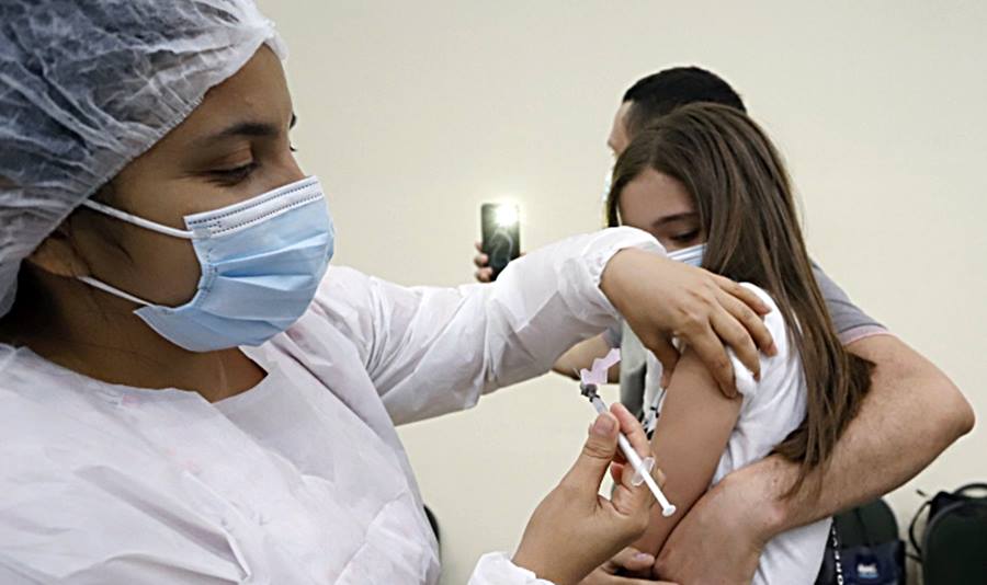 Vacinação de 450 mil crianças contra Covid-19 em Minas depende da chegada de doses