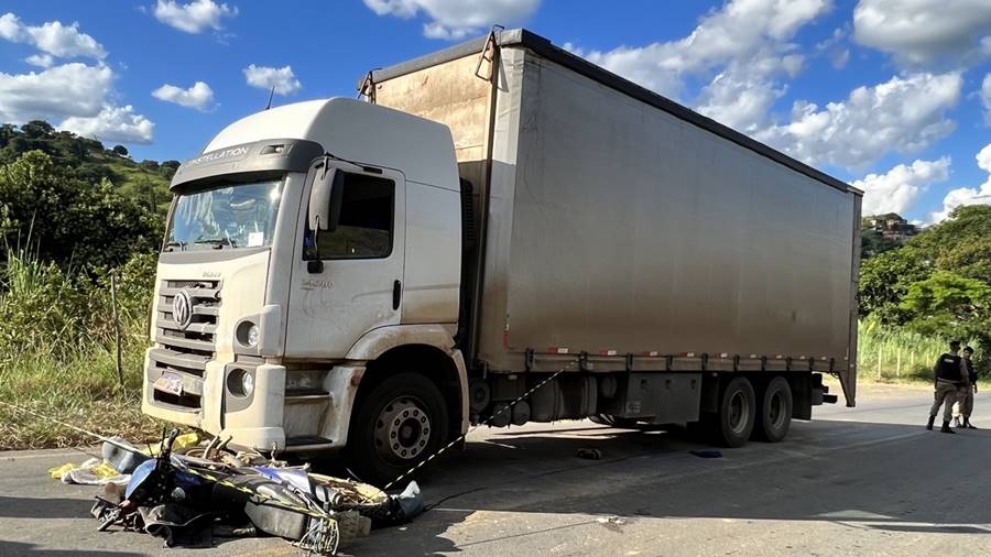 Motociclista morre em acidente entre moto e caminhão em Cataguases