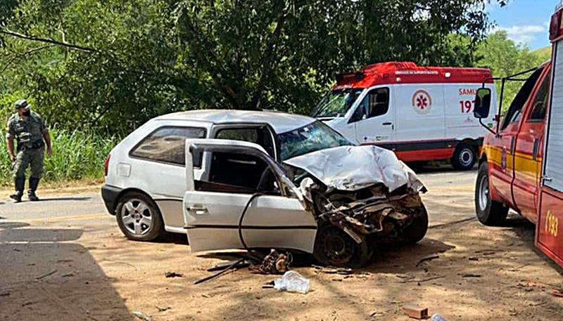 Batida de frente entre carro e caminhão deixa duas pessoas feridas em Cataguases