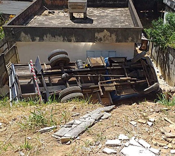 Caminhão tomba após ficar sem freio na Quinta Residência em Leopoldina