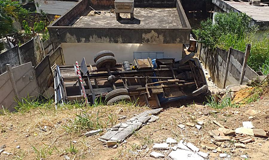 Caminhão tomba após ficar sem freio na Quinta Residência em Leopoldina