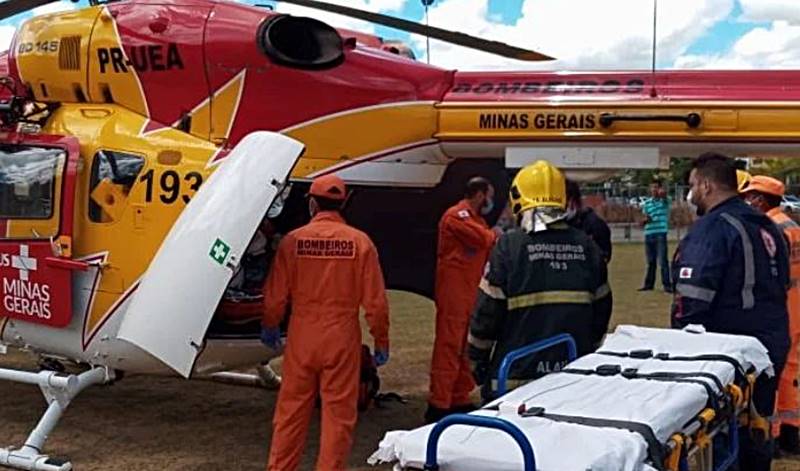 Helicóptero do Corpo de Bombeiros realiza transporte de vítima de queimadura em Além Paraíba
