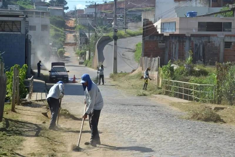 Leopoldina intensifica capina de ruas e trabalha na recuperação de pontos críticos das estradas rurais