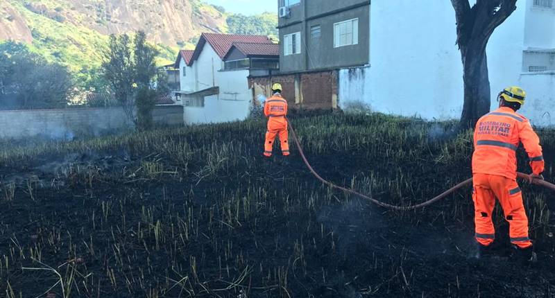 Fogo em terreno na região central de Leopoldina mobiliza Corpo de Bombeiros