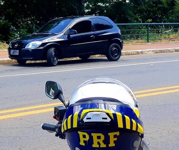 Carro com peça de veículo roubado é apreendido pela PRF em Muriaé