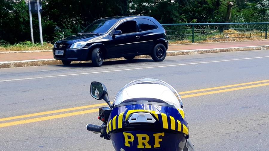 Carro com peça de veículo roubado é apreendido pela PRF em Muriaé