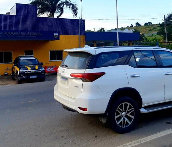 PRF de Leopoldina recupera Hilux roubada em Duque de Caxias
