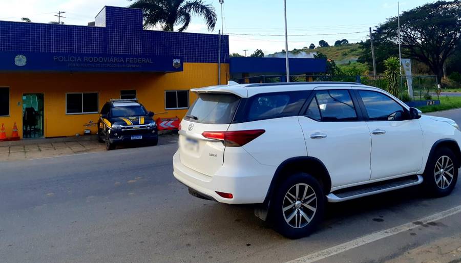 PRF de Leopoldina recupera Hilux roubada em Duque de Caxias