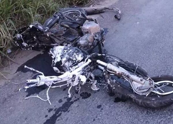 Motociclista morre ao ser atingido por carro que invadiu pista contrária em Muriaé