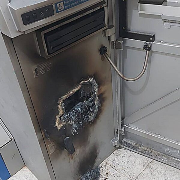 Bandidos danificam caixa eletrônico em tentativa de arrombamento em Recreio