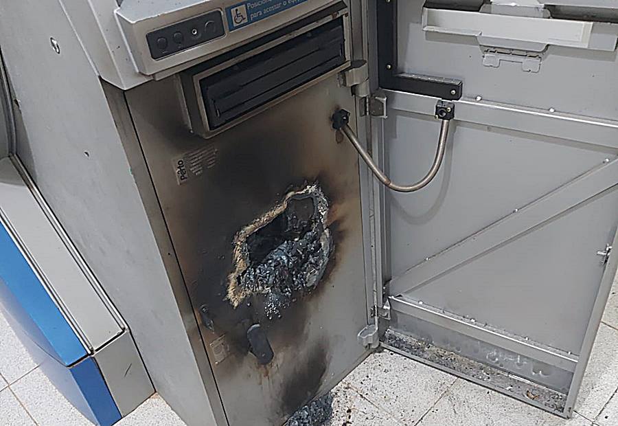 Bandidos danificam caixa eletrônico em tentativa de arrombamento em Recreio
