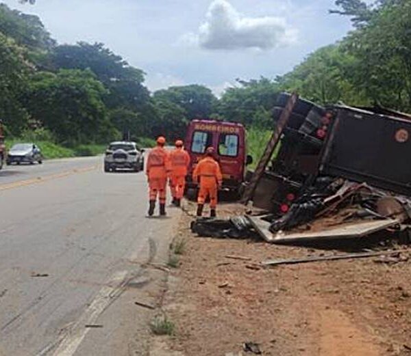 Carreta carregada com cascos de cerveja tomba na Serra do Belvedere em Muriaé