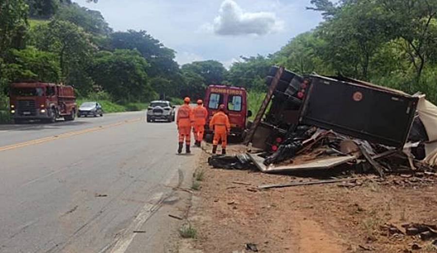 Carreta carregada com cascos de cerveja tomba na Serra do Belvedere em Muriaé