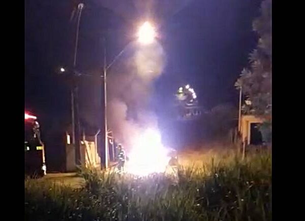 Carro pega fogo e fica totalmente destruído em Leopoldina