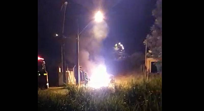Carro pega fogo e fica totalmente destruído em Leopoldina