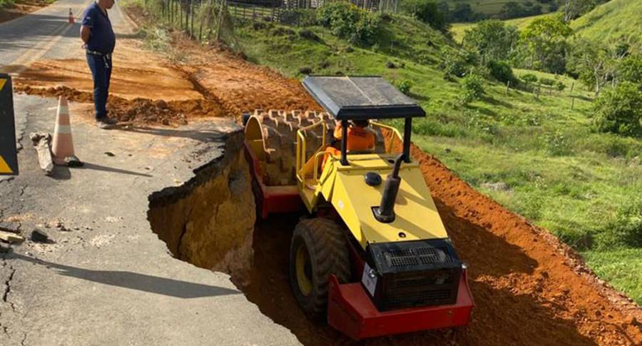 DEER-MG começa reparos na estrada que liga Cataguases a Miraí
