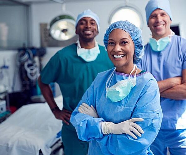 Laboratório Côrtes Villela abre vaga de enfermagem para Leopoldina e Cataguases