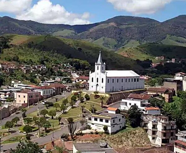 Menina de 14 anos tem fotos íntimas expostas em cartazes pelo ex-namorado em Lima Duarte