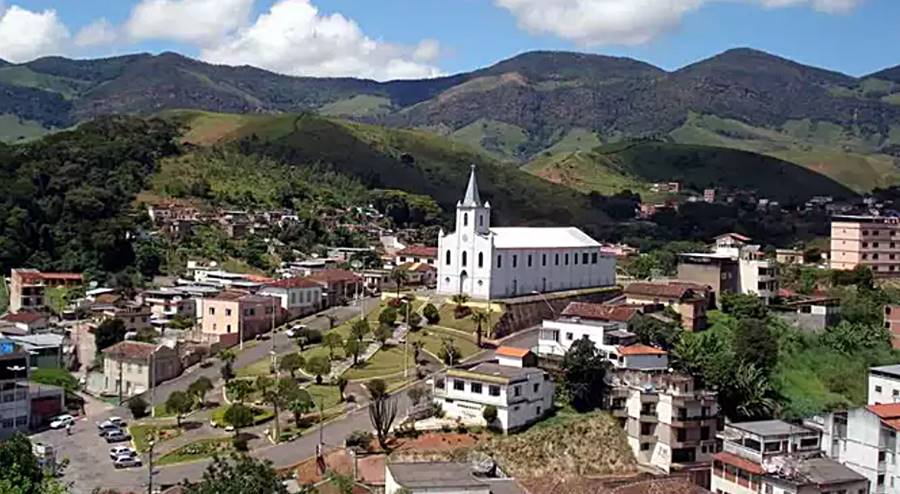 Menina de 14 anos tem fotos íntimas expostas em cartazes pelo ex-namorado em Lima Duarte