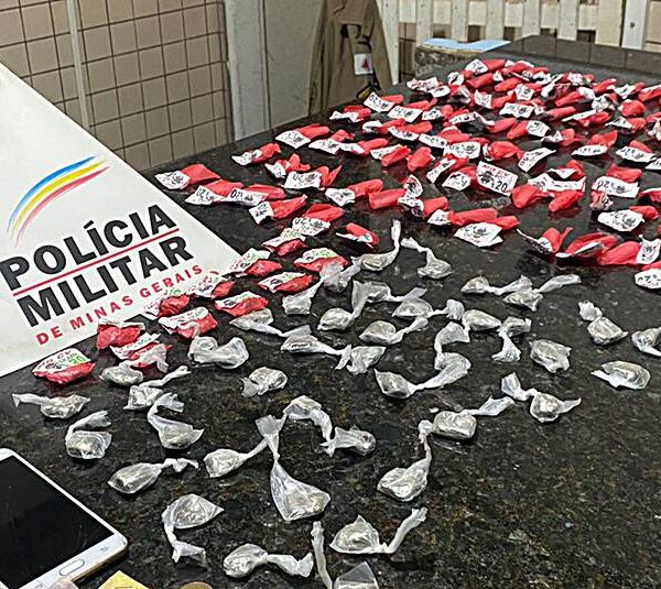 PM aborda dupla em moto e apreende cocaína e maconha em Leopoldina