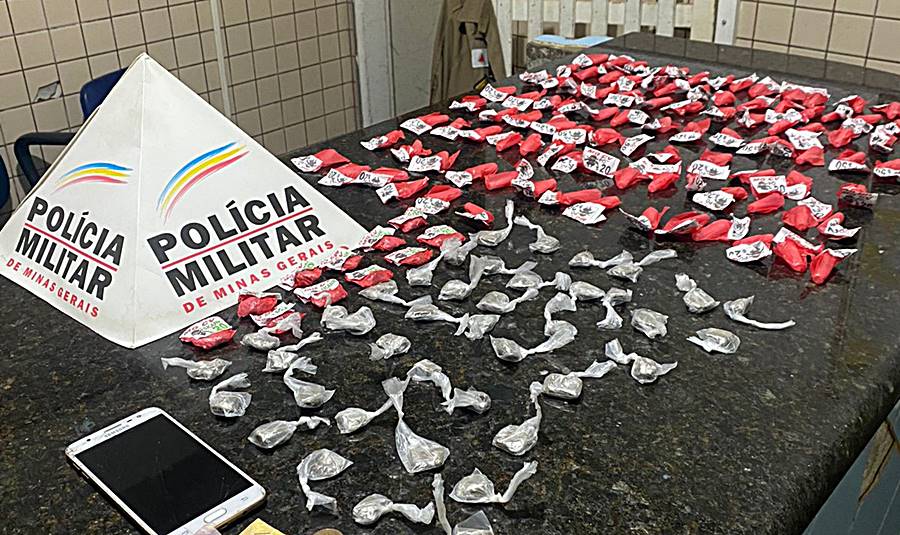 PM aborda dupla em moto e apreende cocaína e maconha em Leopoldina