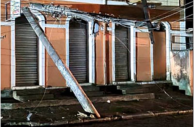 Colisão em poste deixa cerca de 45 mil pessoas sem energia elétrica em Cataguases