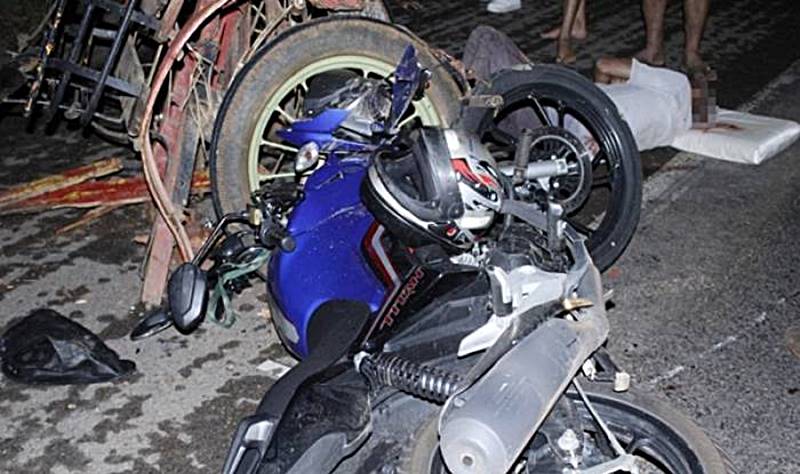 Colisão entre charrete e motocicleta deixa três pessoas feridas na BR-116 entre Muriaé e Miradouro