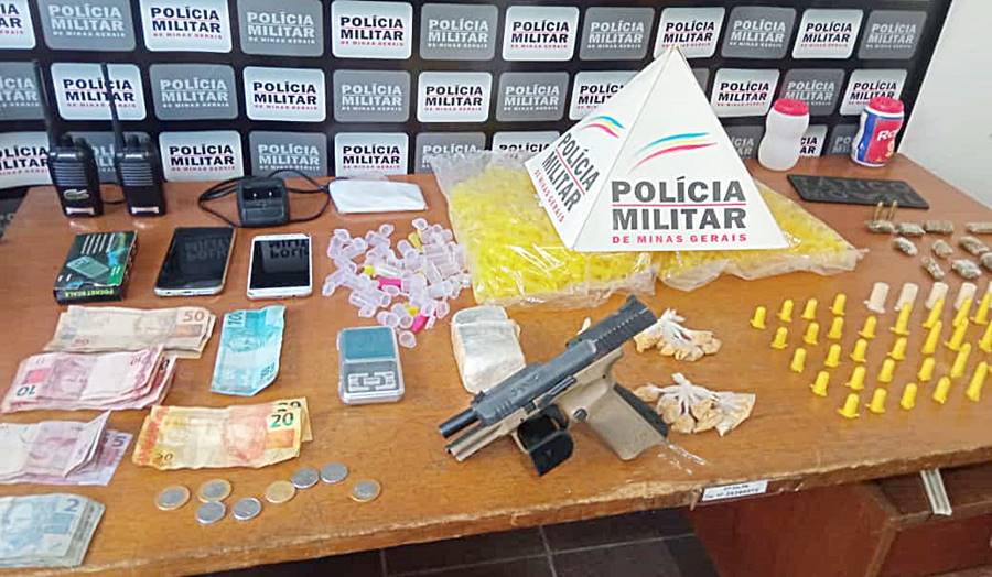 Operação da PM em Recreio prende cinco pessoas e apreende arma e drogas