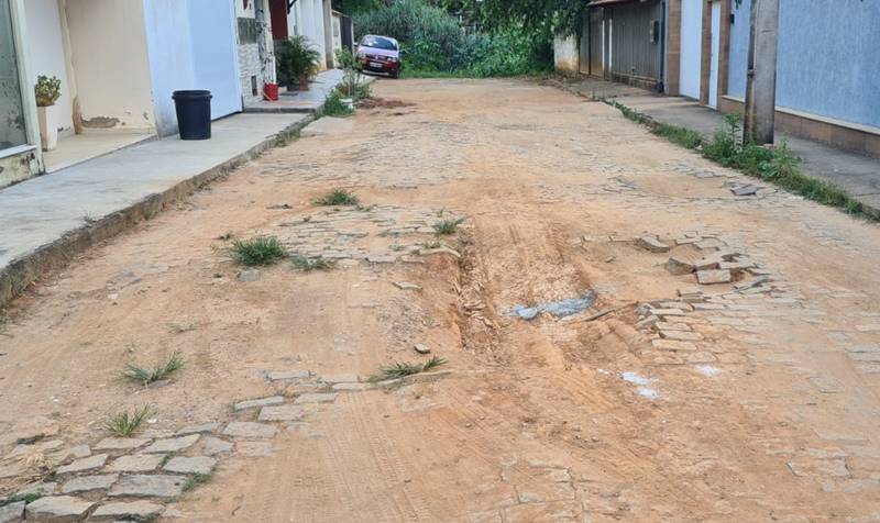 Moradores do Bairro Seminário em Leopoldina reivindicam melhorias e alertam para risco de desmoronamento