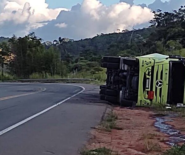 Carreta que transportava produto químico tomba na BR-116 em Leopoldina