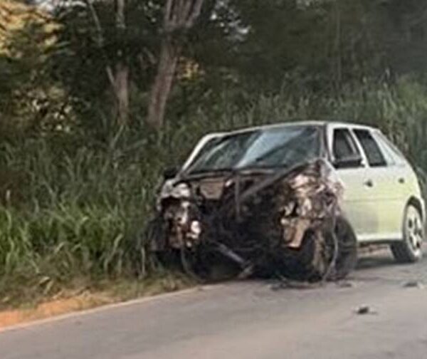 Carro fura pneu ao passar por buraco e colide com caminhão na BR-120 em Leopoldina