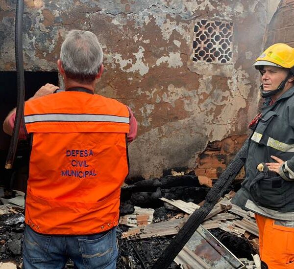 Casa pega fogo e mobiliza Corpo de Bombeiros e Defesa Civil em Leopoldina