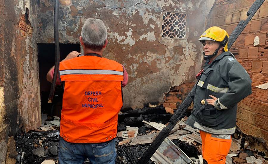 Casa pega fogo e mobiliza Corpo de Bombeiros e Defesa Civil em Leopoldina