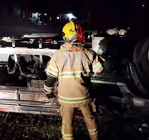 Caminhoneiro morre após veículo tombar e pegar fogo na BR-116 em Leopoldina