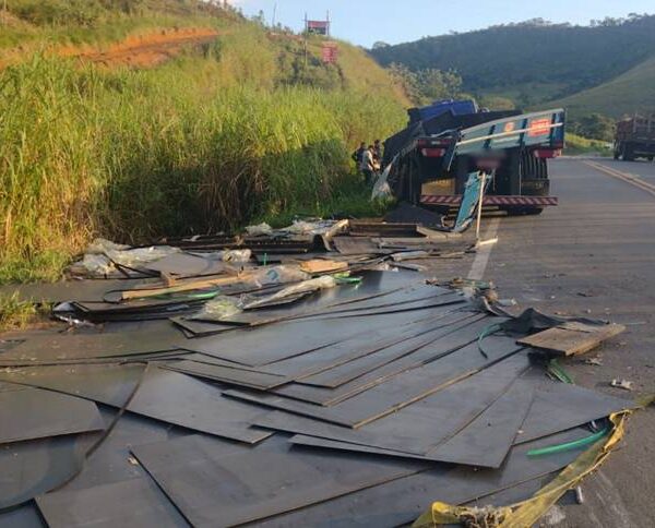 Carga de chapas de alumínio se desprende de carreta na BR-116 em Leopoldina