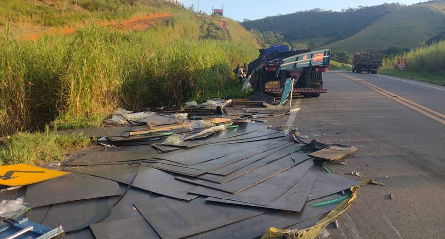 Carga de chapas de alumínio se desprende de carreta na BR-116 em Leopoldina